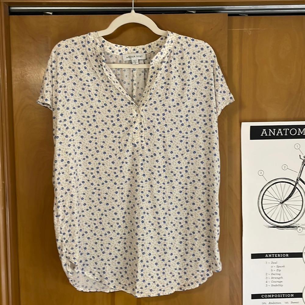Amour Vert floral silk short-sleeve blouse. Size M/L
